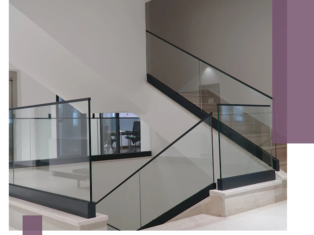 Стеклянные перила премиум-класса с установкой в Каспийске