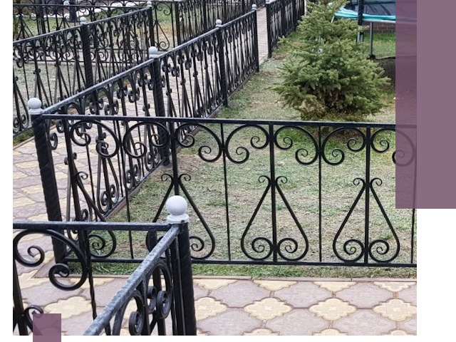 Кованые газонные ограждения под ключ в Каспийске